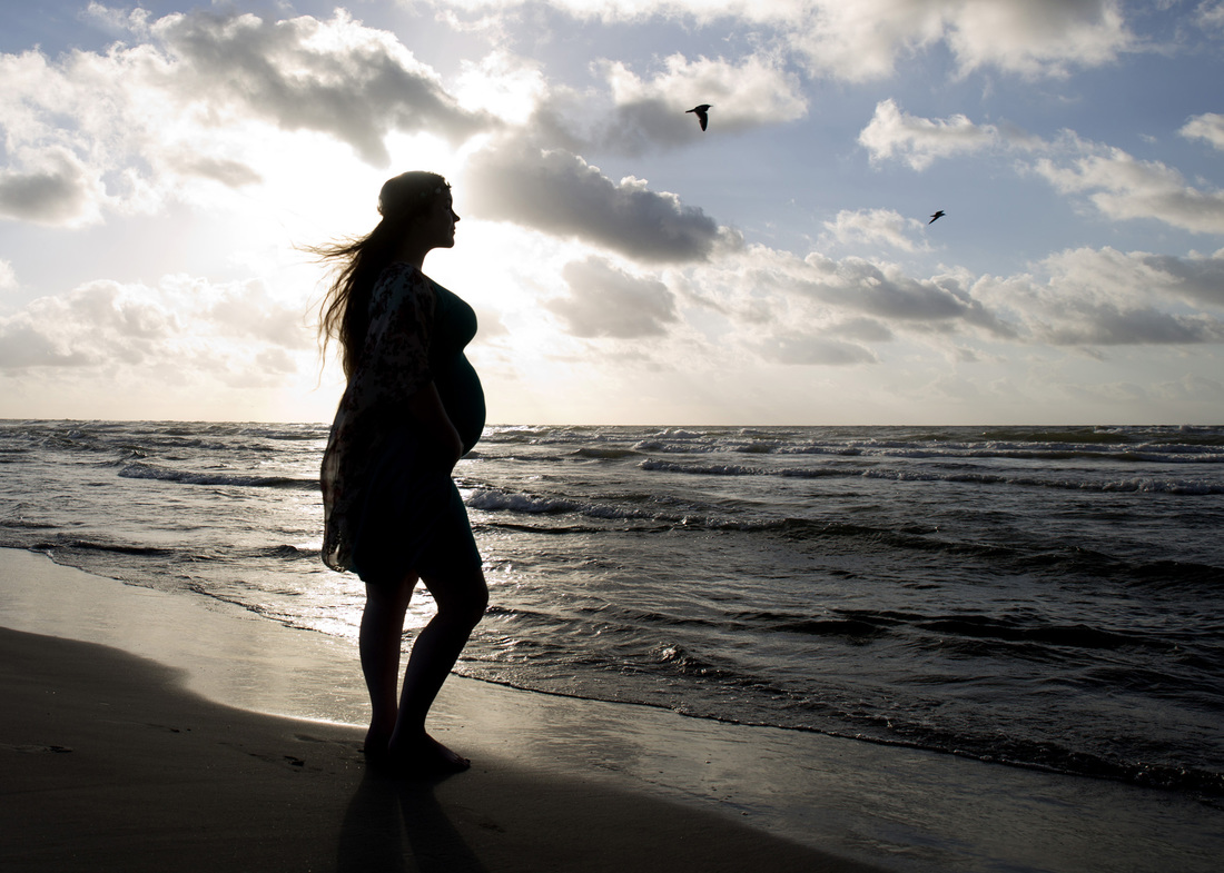 Maternity image showing ideal composition at a Corpus Christi beach
